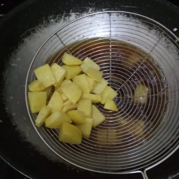 Potong dadu kentang, cuci, dan tambahkan garam. Goreng hingga keemasan, tiriskan.