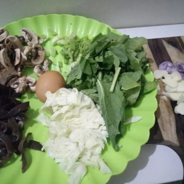 Potong sayur, jamur, serta bawang merah dan bawang putih.