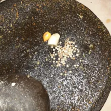 Giling bumbu ikan: bawang putih, kunyit, dan ketumbar.