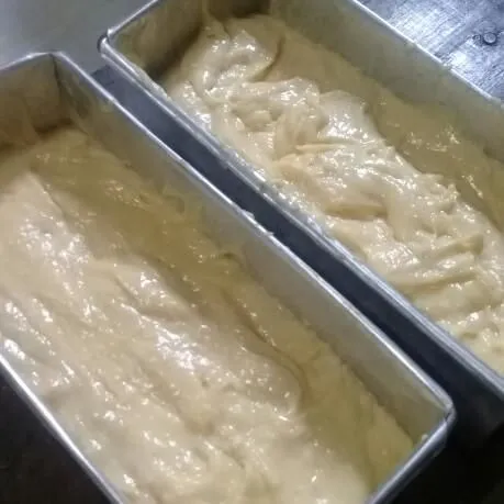 Tuang dalam loyang yang sudah diolesi dengan margarin, lalu hentakkan 3x untuk mengeluarkan udara dalam loyang.