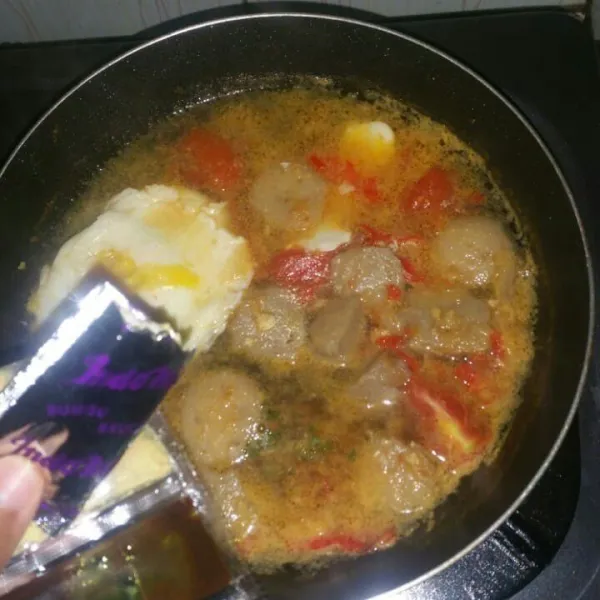 Matikan kompor lalu masukan bumbu mie, aduk rata.