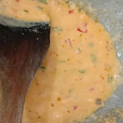 Masukkan kuning telor asin, beri sedikit air aduk cepat hingga rata, beri garam, kaldu bubuk.