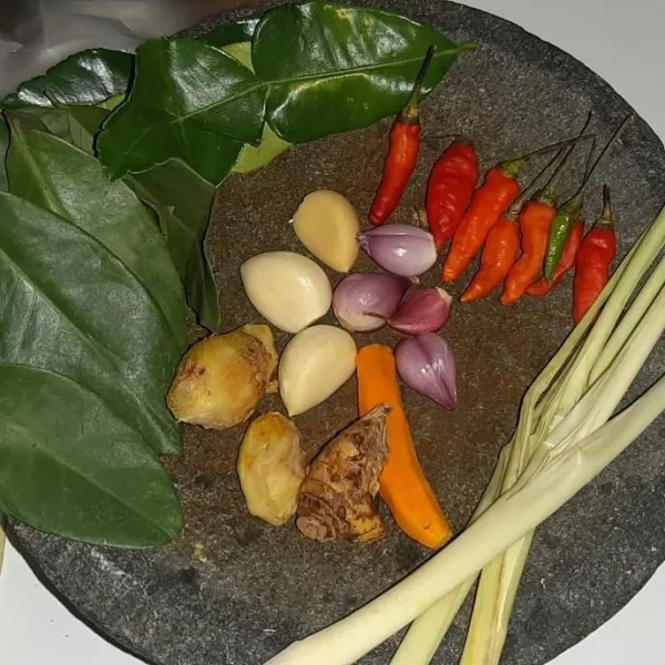 Siapkan bahan-bahannya untuk di geprek seperti lengkuas, cabai, jahe, sereh, kunyit, bawang merah, dan bawang putih serta daun salam dan daun jeruk.