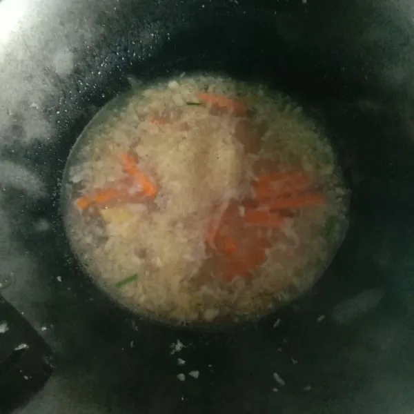 Masukkan wortel dan tambahkan air, rebus sampai wortel setengah matang.