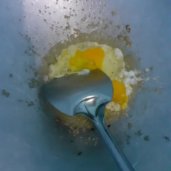 Panaskan Minyak lalu tumis bumbu halus hingga harum, lalu masukkan Telur 2 buah.