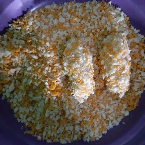Baluri adonan dengan tepung panir.
