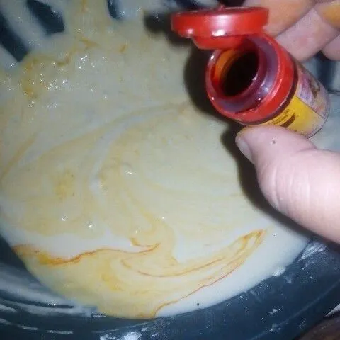 Bagi adonan menjadi beberapa bagian, pada satu adonan beri pewarna cair kuning telur, lalu ratakan.