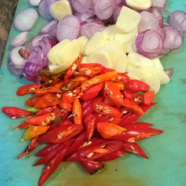 Iris tipis duo bawang, iris serong cabe. Sisihkan.