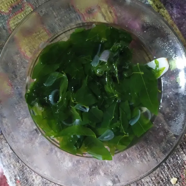 Sayur bening siap disajikan. Lebih seger dinikmati saat sudah dingin ketika cuaca panas.