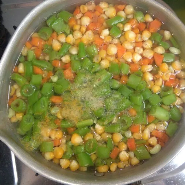 Rebus air hingga mendidih, kemudian rebus sayuran selama 2-3 menit.