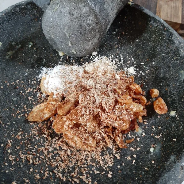 Haluskan bawang merah dan bawang putih goreng beserta pala, merica, garam dan gula.