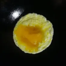 Goreng telur dengan sedikit minyak. Setelah matang potong telur sesuai selera.