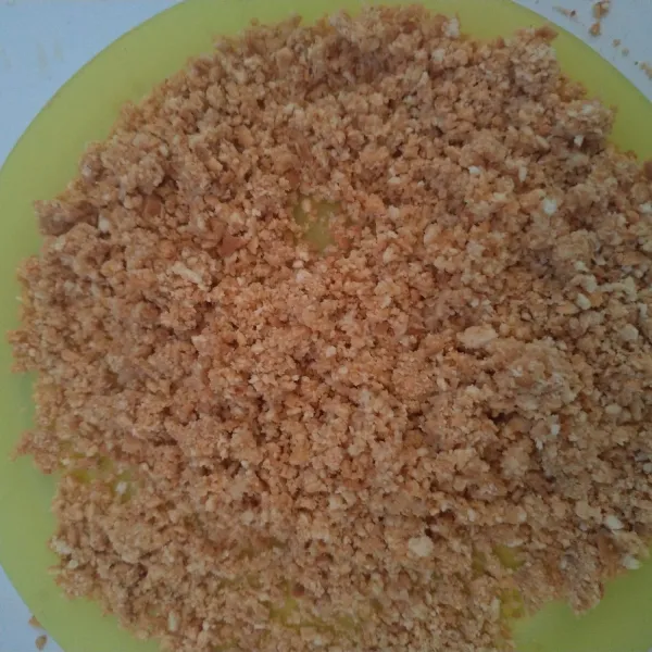 Aduk-aduk sampai adonan rata dan bisa dibentuk.