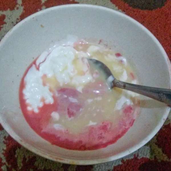 Campur jambu merah yang telah dihaluskan dengan mayonais dan susu kental manis. Aduk hingga tercampur rata.