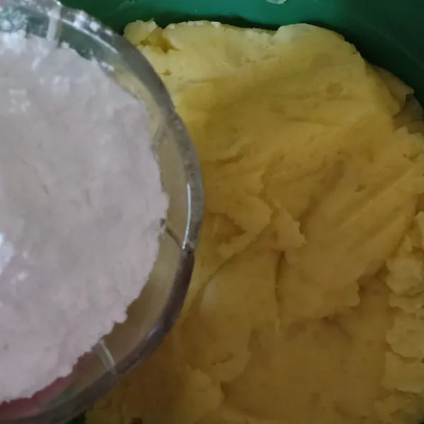 Masukkan 60 gram / 6 sdm tepung maizena uleni hingga tercampur rata dan halus.