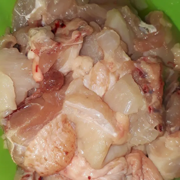 Potong dadu ayam yang telah dibersihkan.