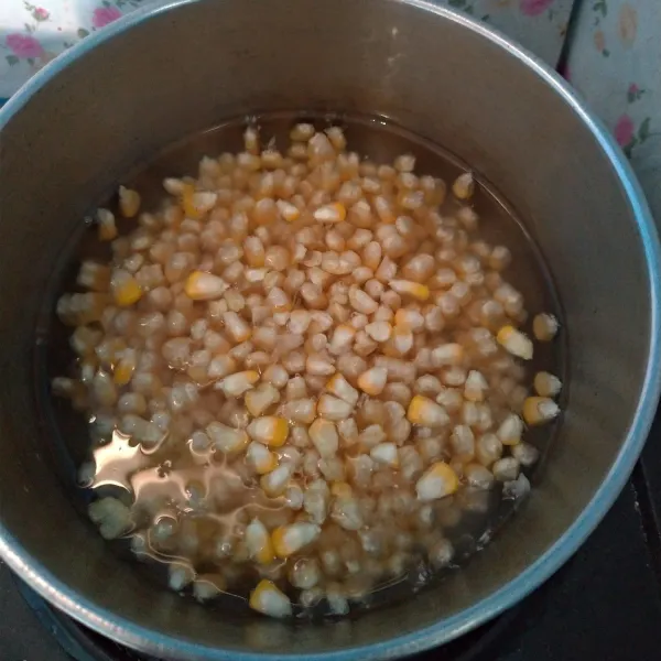 Rebus jagung yang sudah dipipil dari bongkolnya, rebus sampai matang.