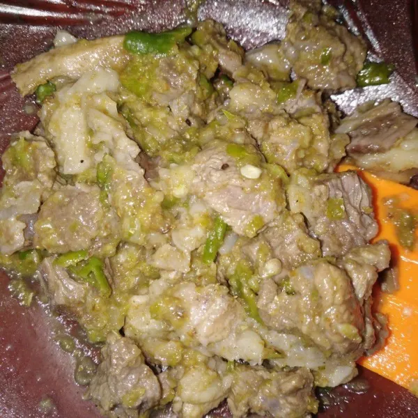 Kemudian campur bumbu halus dengan daging yang telah dipresto, aduk rata.