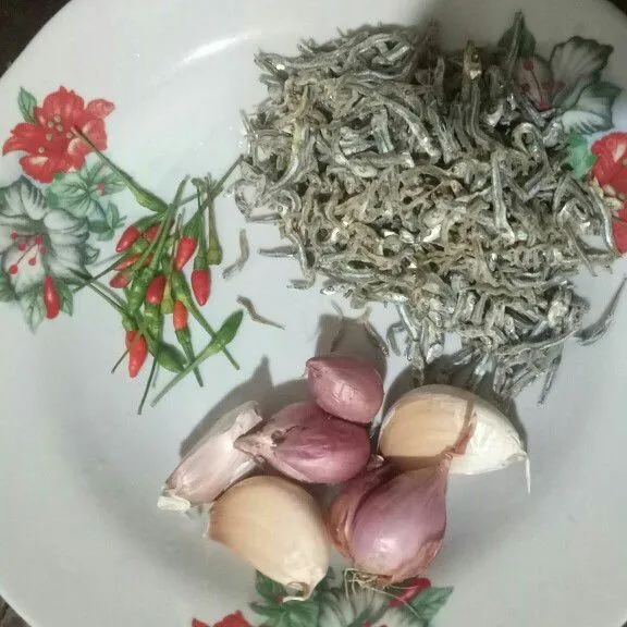 Siapkan bahan, iris tipis bawang merah, bawang putih, dan cabe.