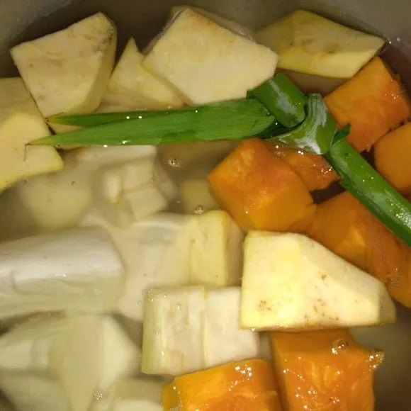 Kemudian masukkan ubi, singkong, daun pandan, dan labu. Masak sampai empuk.