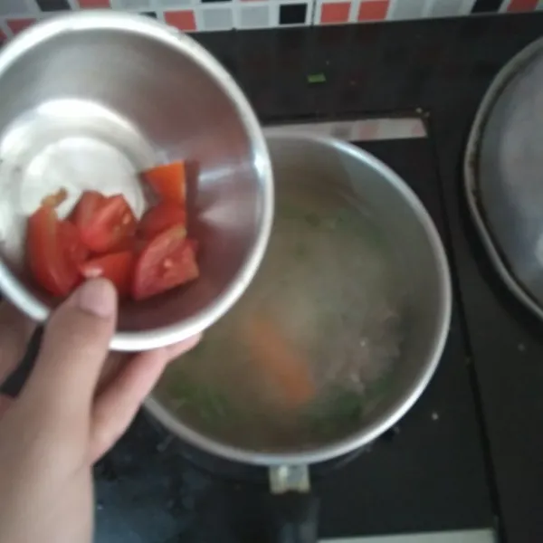 Setelah kurang lebih 5 menit baru masukkan tomat untuk direbus.