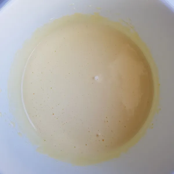 Siapkan wadah dan masukkan bahan B kemudian mixer dengan kecepatan tinggi hingga mengembang dan kental.