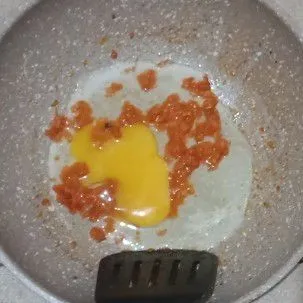 Masukkan telur.