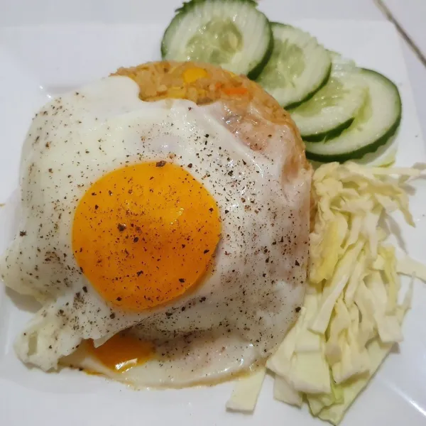 Hasil setelah saya hias dengan telur setengah mateng, timun dan sayur kol.