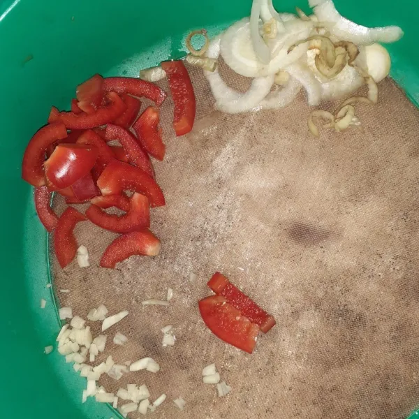 Siapkan bahan yang lain yaitu potong paprika, cincang bawang putih, dan iris bawang bombay.