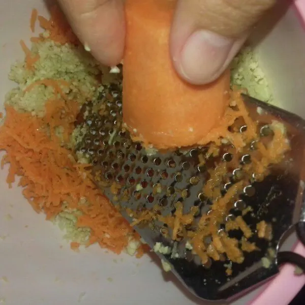 Lalu parut juga wortel di dalam wadah yang sama.