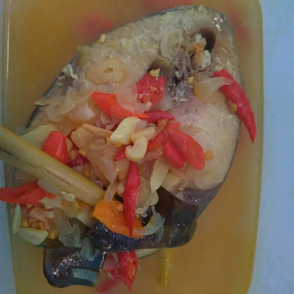 Setelah matang, tata tengiri kuah diatas wadah dan beri perasan jeruk nipis.