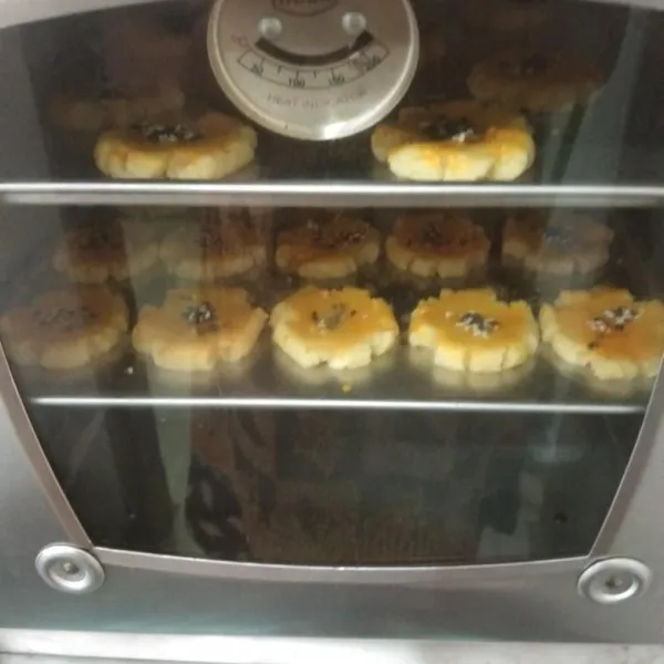 Panggang adonan hingga matang, sesuaikan dengan oven masing-masing.