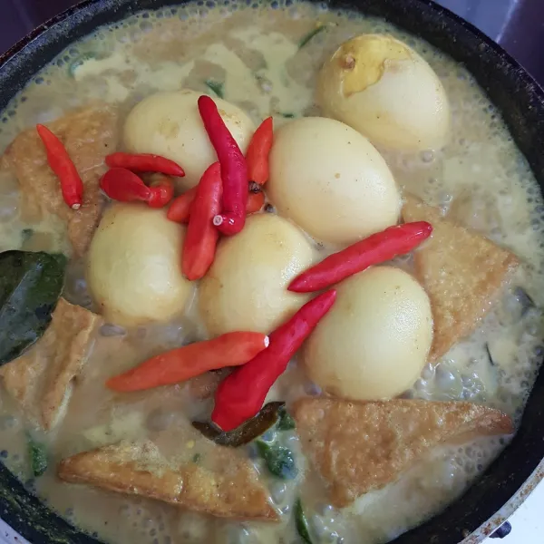 Masak hingga kuah setengah mengental kemudian masukkan cabai rawit merah.