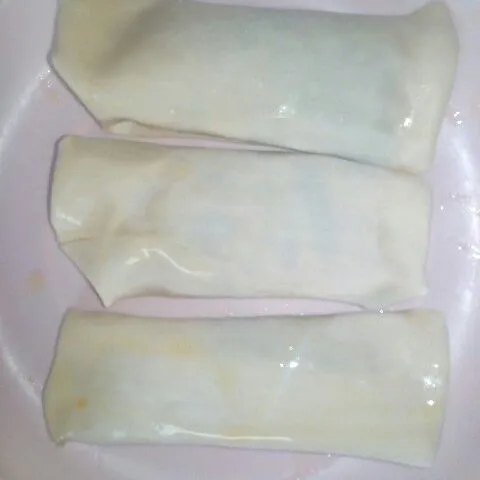 Gulung dan tutup bagian ujungnya agar isian tidak keluar.