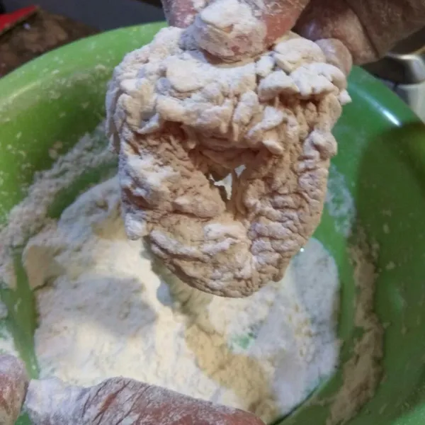 Cara kerjanya: masukkan ayam ke dalam tepung kering lalu masukkan ke dalam tepung basah, masukkan lagi ke dalam tepung kering, lumuri tepung sambil dipijat-pijat agar hasil tepung keriting.