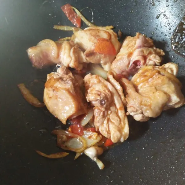 Masukan ayam, oseng-oseng sampai kecoklatan.
