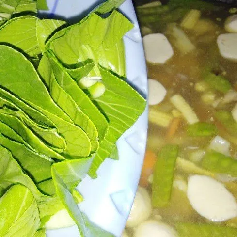 Masukkan pokcoy, masak kembali sampai mendidih. Angkat kemudian sajikan selagi hangat.