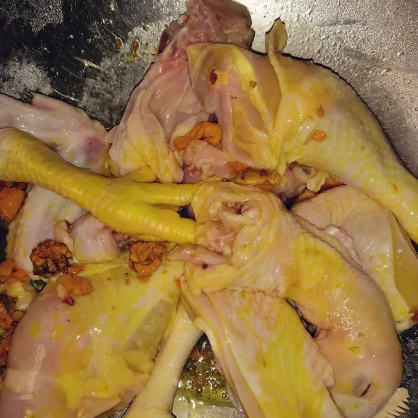Masukkan ayam aduk dengan kunyit hingga merata, tambahkan bumbu racik ayam goreng siap pakai.