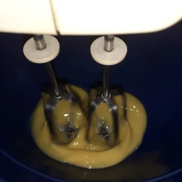 Kocok telur dengan menggunakan mixer dengan kecepatan tinggi, hingga berbuih.
