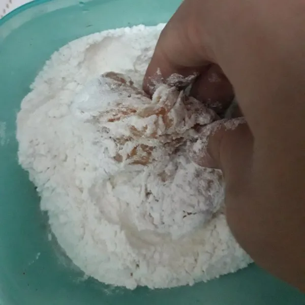 Balur lagi dengan tepung bumbu hingga daging tertutup tepung.