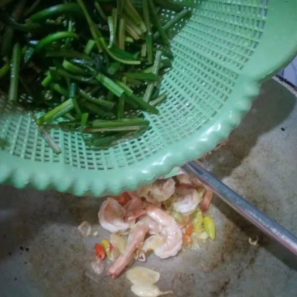 Masukkan sayur pakis.