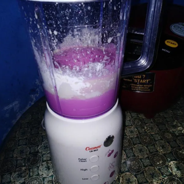 Masukkan susu, blender hingga rata.