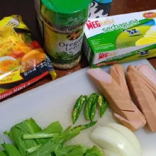 Cuci bersih semua bahan lalu iris sosis, bawang bombay dan cabai rawit, lalu potong-potong sawi, sisihkan.