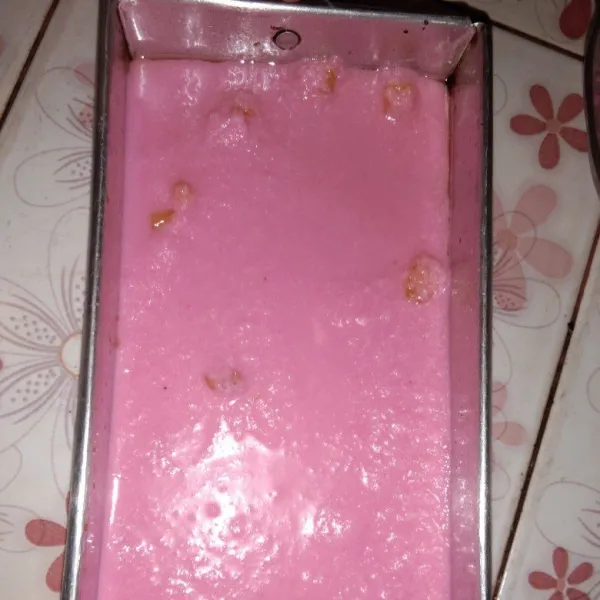 Tuang adonan warna merah muda diatasnya lalu kukus dan taburi irisan nangka.