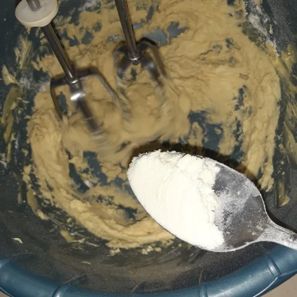 Tambahkan susu bubuk, aduk lagi.