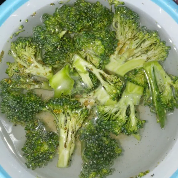 Potong-potong brokoli dan rendam dalam air garam selama 10 menit.