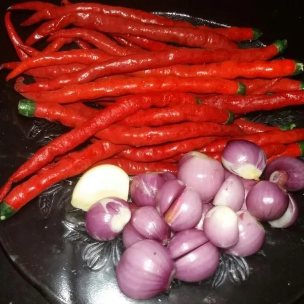 Siapkan cabai merah, bawang merah, dan bawang putih.
