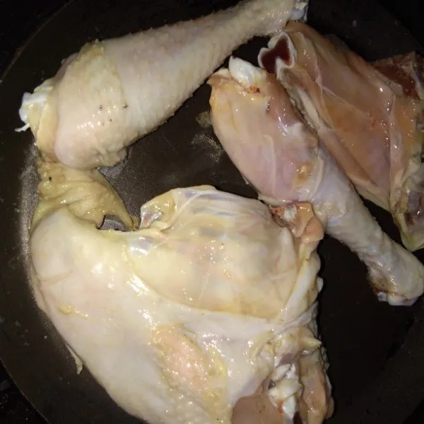 Cuci bersih daging ayam, panaskan teflon panggang sampai kecoklatan. Pada step ini ayam bisa juga dibakar.