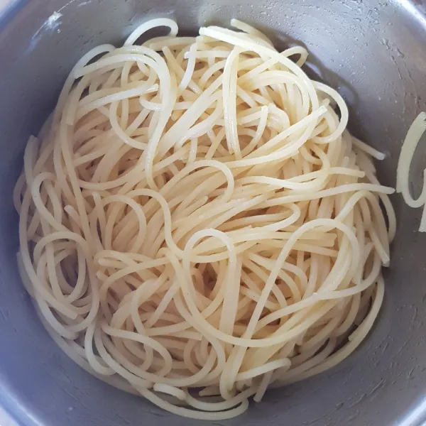 Rebus spaghetti hingga aldente. Potong-Potong kemudian sisihkan terlebih dahulu.