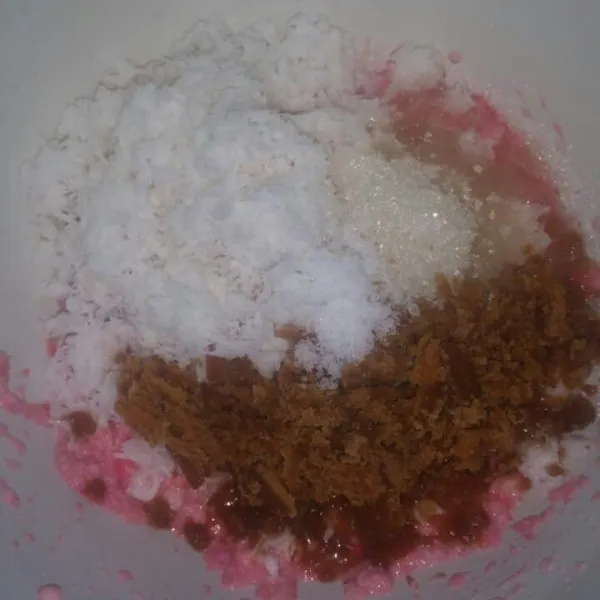 Masukkan kelapa parut, gula merah, gula pasir, dan garam. Aduk rata sampai tercampur semua.